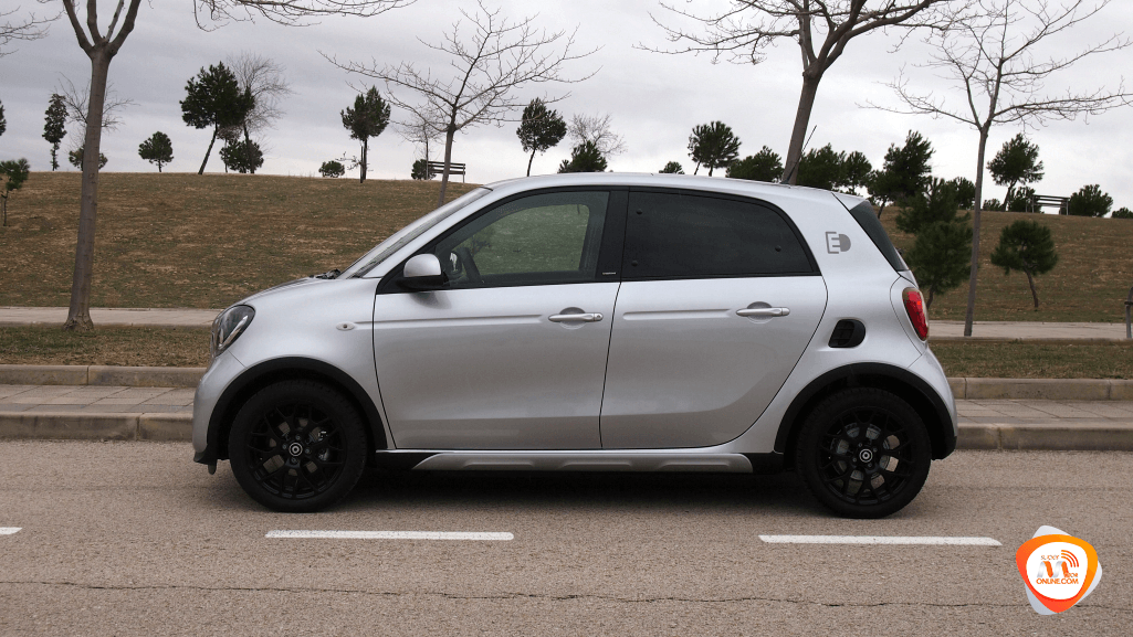 Al-volante-del-Smart-FourFour-EQ_SPM_03 Nissan Leaf 2018 vs. Smart FourFour EQ