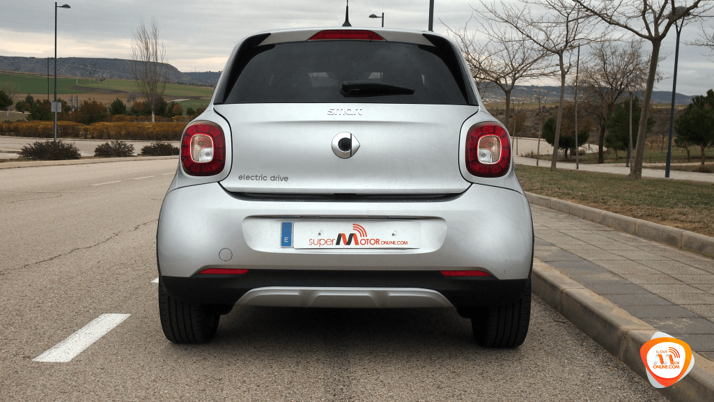 Al-volante-del-Smart-FourFour-EQ_SPM_06 Nissan Leaf 2018 vs. Smart FourFour EQ
