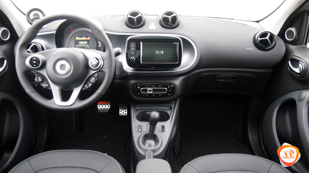 Al-volante-del-Smart-FourFour-EQ_SPM_20 Nissan Leaf 2018 vs. Smart FourFour EQ
