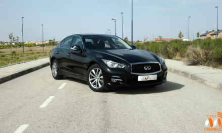 Al volante del Infiniti Q50 2017