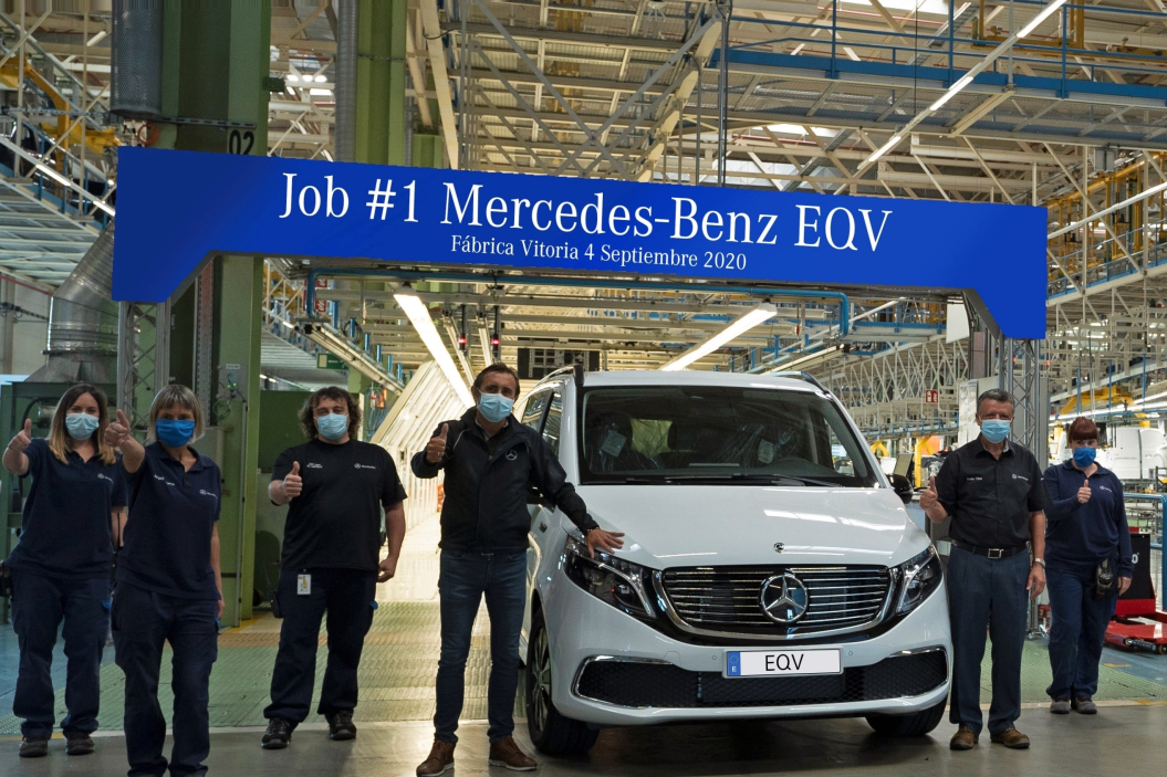 Sale de la planta Mercedes-Benz en Vitoria el primer EQV fabricado en serie