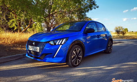 Al volante del Peugeot e-208 GT 2020