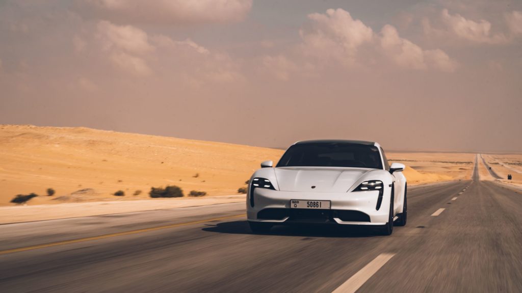 El Porsche Taycan electrifica el edificio más alto del mundo
