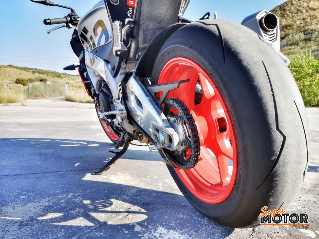 Rodando con la Aprilia Tuono V4 1100 Factory Rodando con la Aprilia Tuono V4 1100 Factory