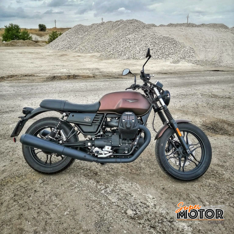 Rodando con la Moto Guzzi V7 Night Pack 2020 Rodando con la Moto Guzzi V7 Night Pack 2020