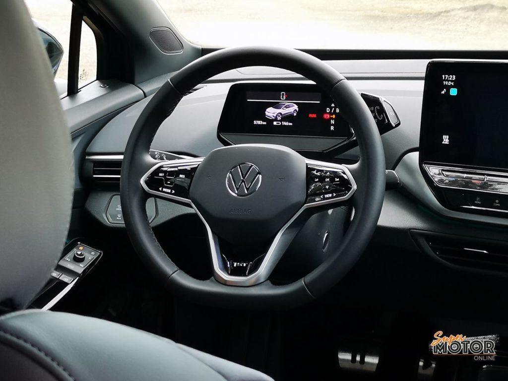 Al volante del Volkswagen ID.4 1st Max 2020