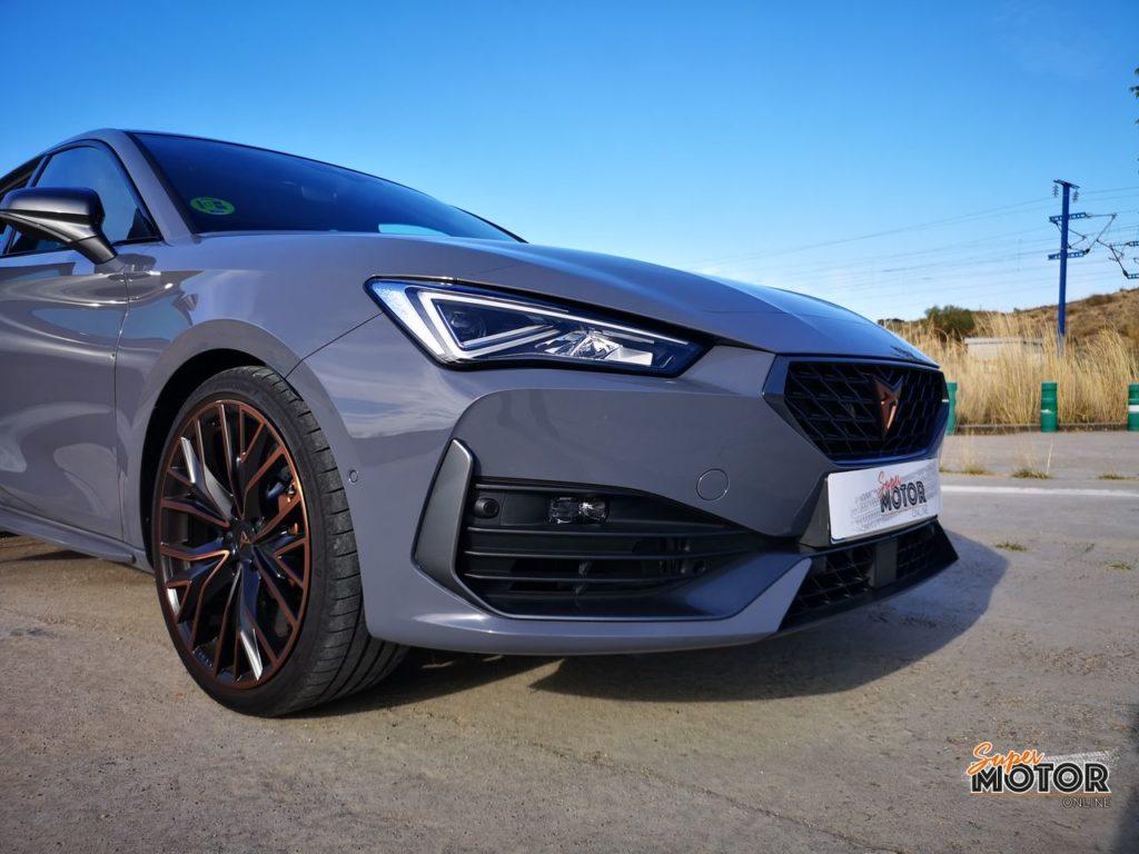 Al volante del Cupra León 5 puertas 2021