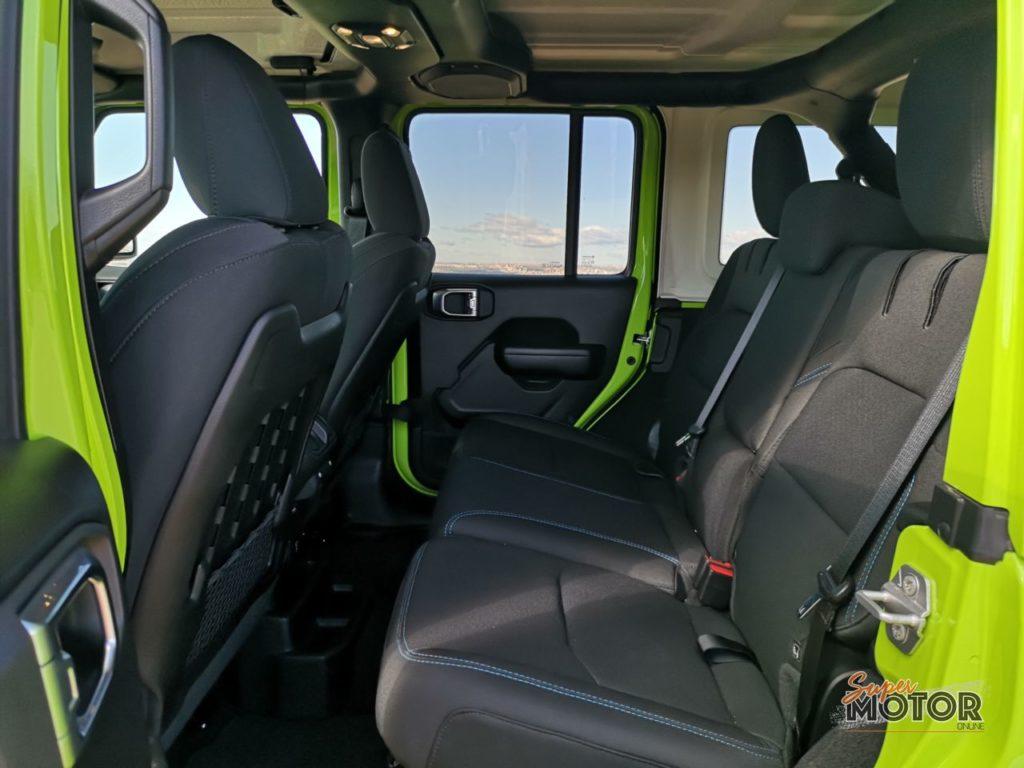Al volante del Jeep Wrangler RUBICON 4XE 2022