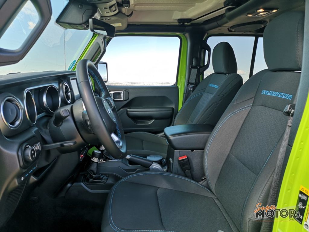 Al volante del Jeep Wrangler RUBICON 4XE 2022
