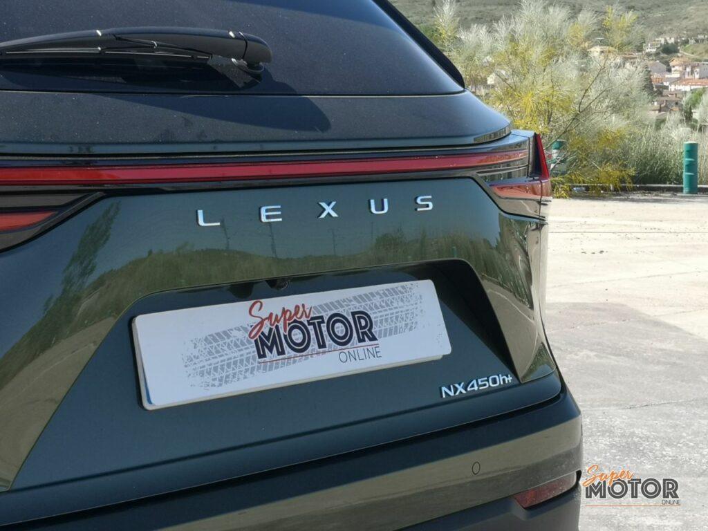 Al volante del Lexus NX 450h+ 2022