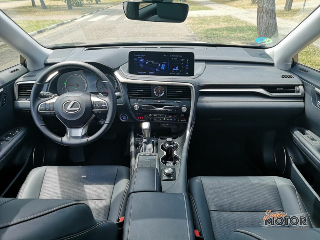 Al volante del Lexus RX 450h 2022