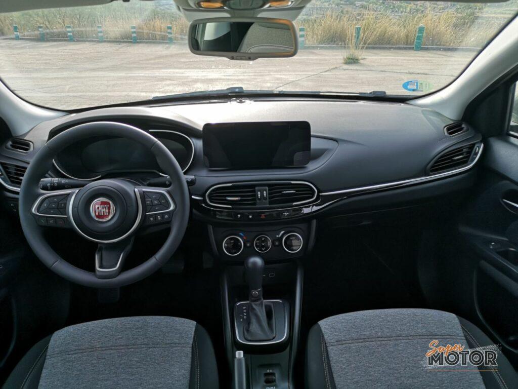Al volante del Fiat Tipo Cross Hybrid 2022