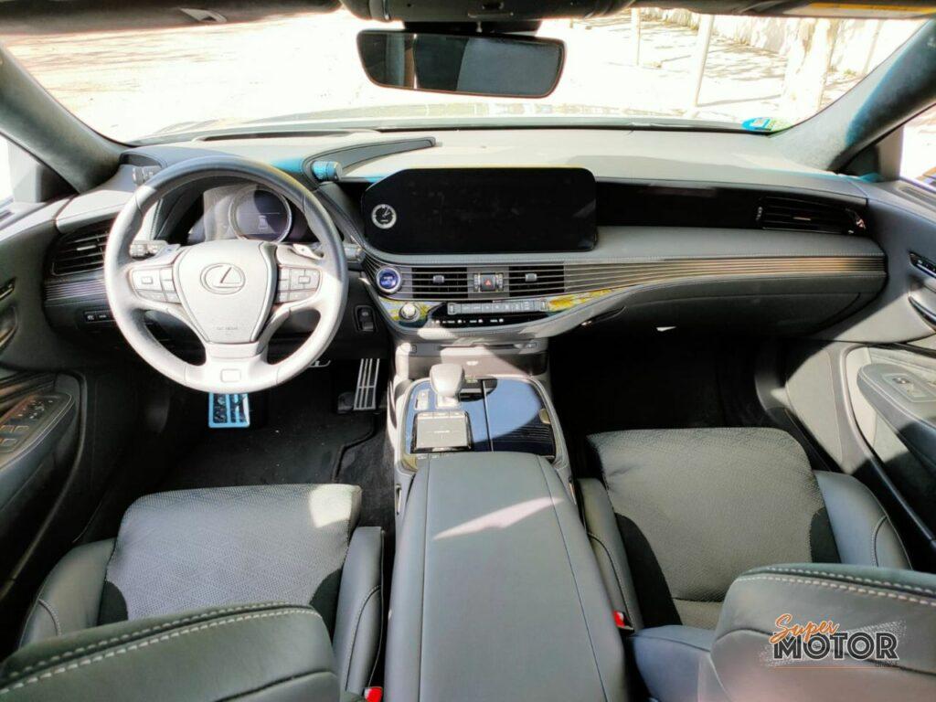 Al volante del Lexus LS 500h AWD 2022