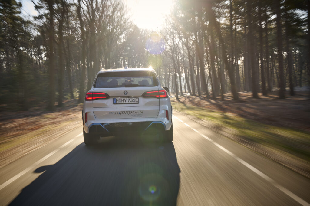BMW lanza flota piloto de vehículos de hidrógeno iX5