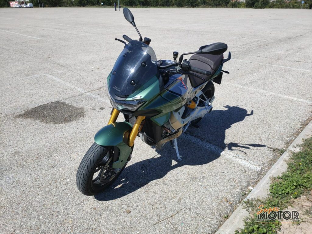 Rodando con la Moto Guzzi V100 Mandello S 2023