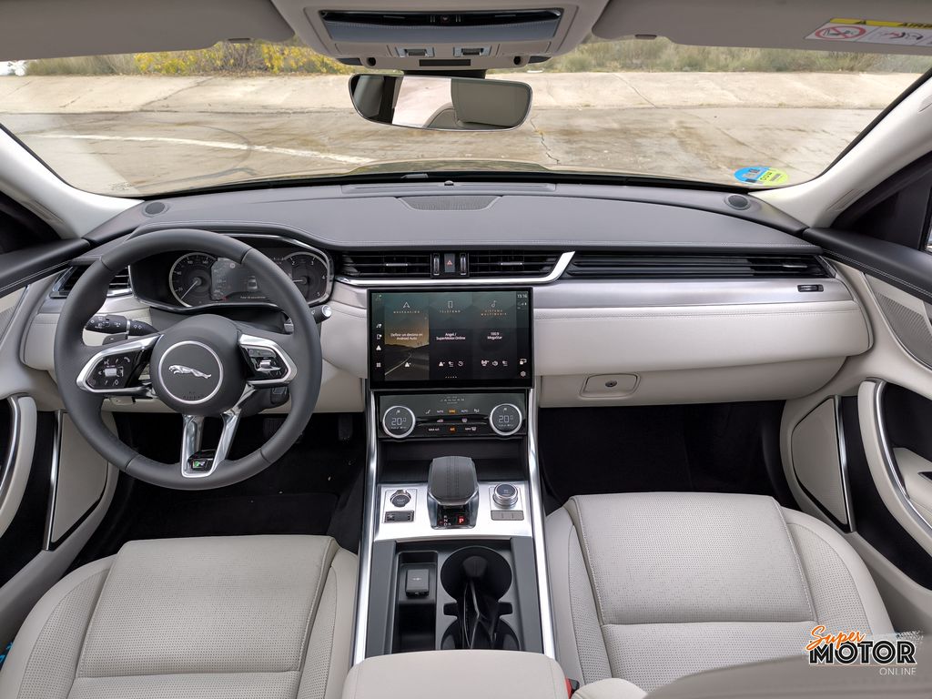 Al volante del Jaguar XF 2023