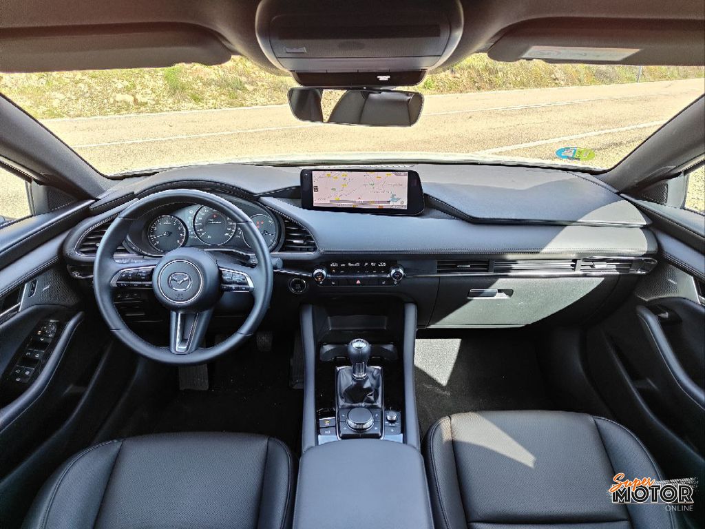 Al volante del Mazda 3 eSkyactivX 2024