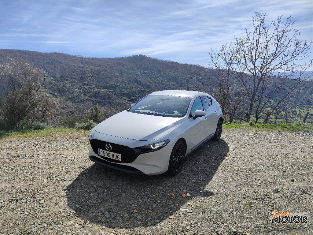Al volante del Mazda 3 eSkyactivX 2024