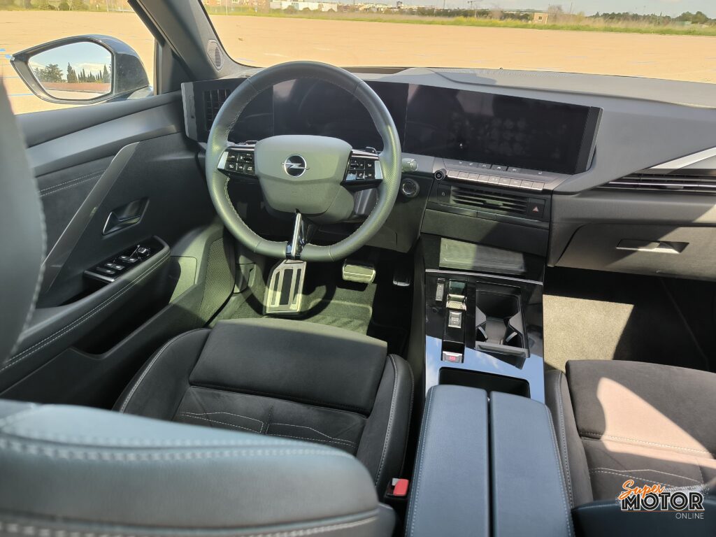Al volante del Opel Astra ST Hybrid PHEV 2024