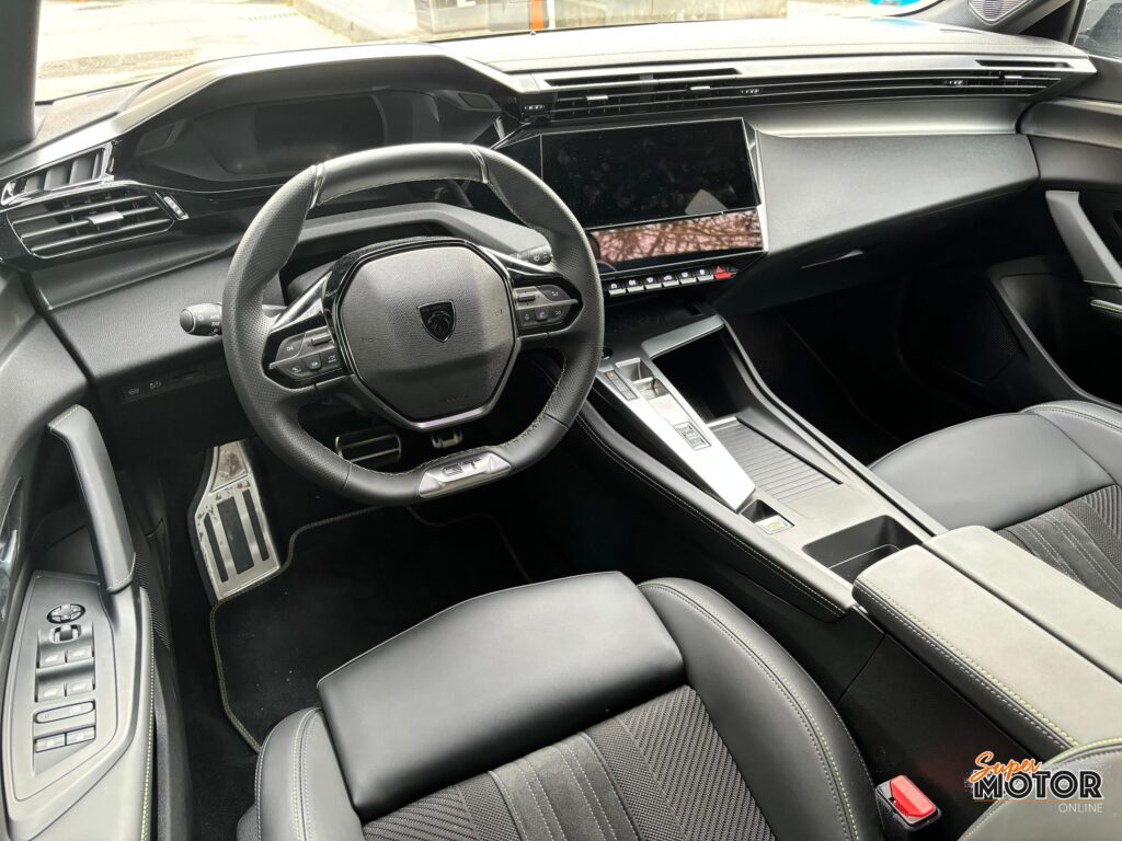 Al volante del Peugeot e-308 GT 2024