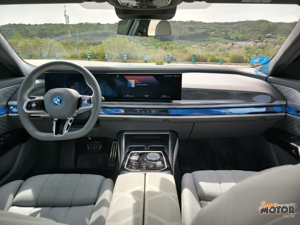 Al volante del BMW i7 xDrive 60 2024