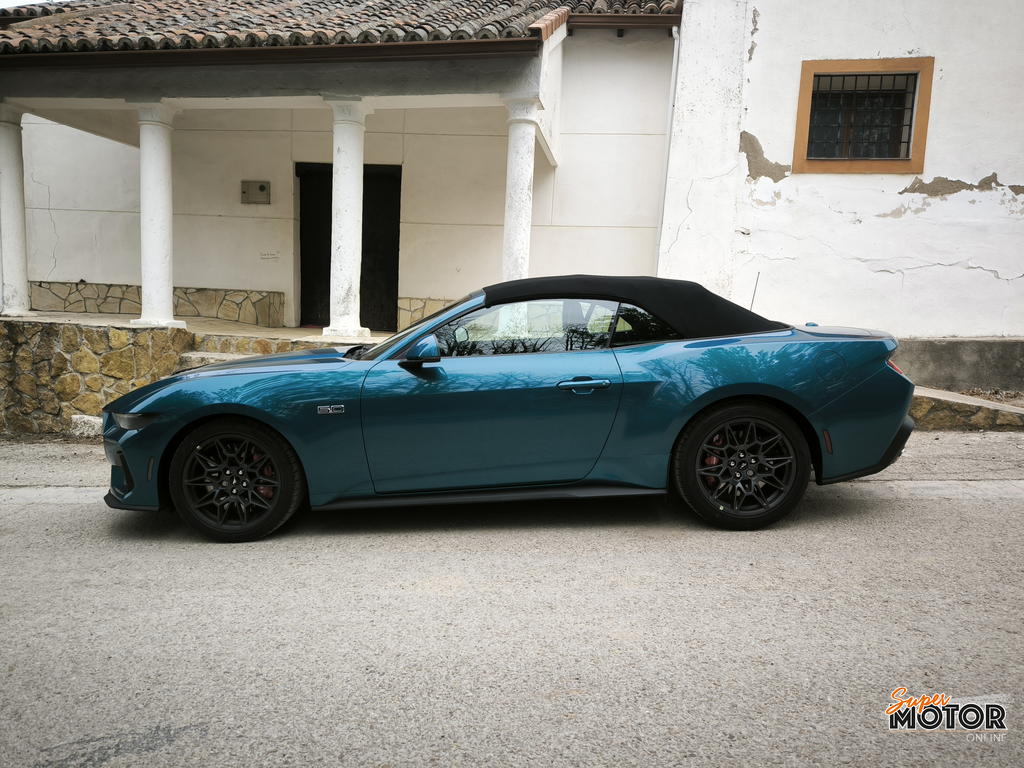Al volante del Ford Mustang GT Cabrio 2026