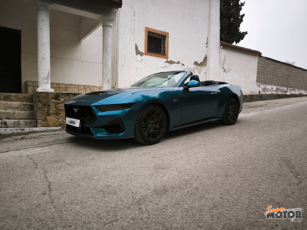 Al volante del Ford Mustang GT Cabrio 2026