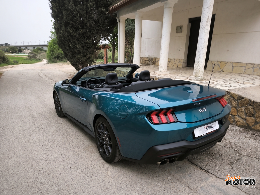 Al volante del Ford Mustang GT Cabrio 2026