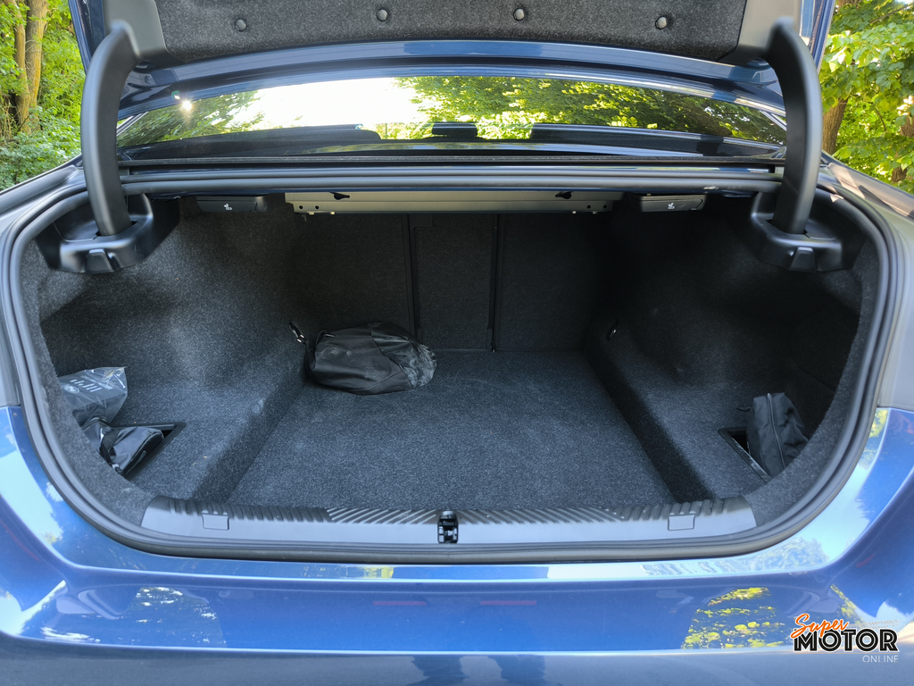 Al volante del BMW 530e Xdrive 2026