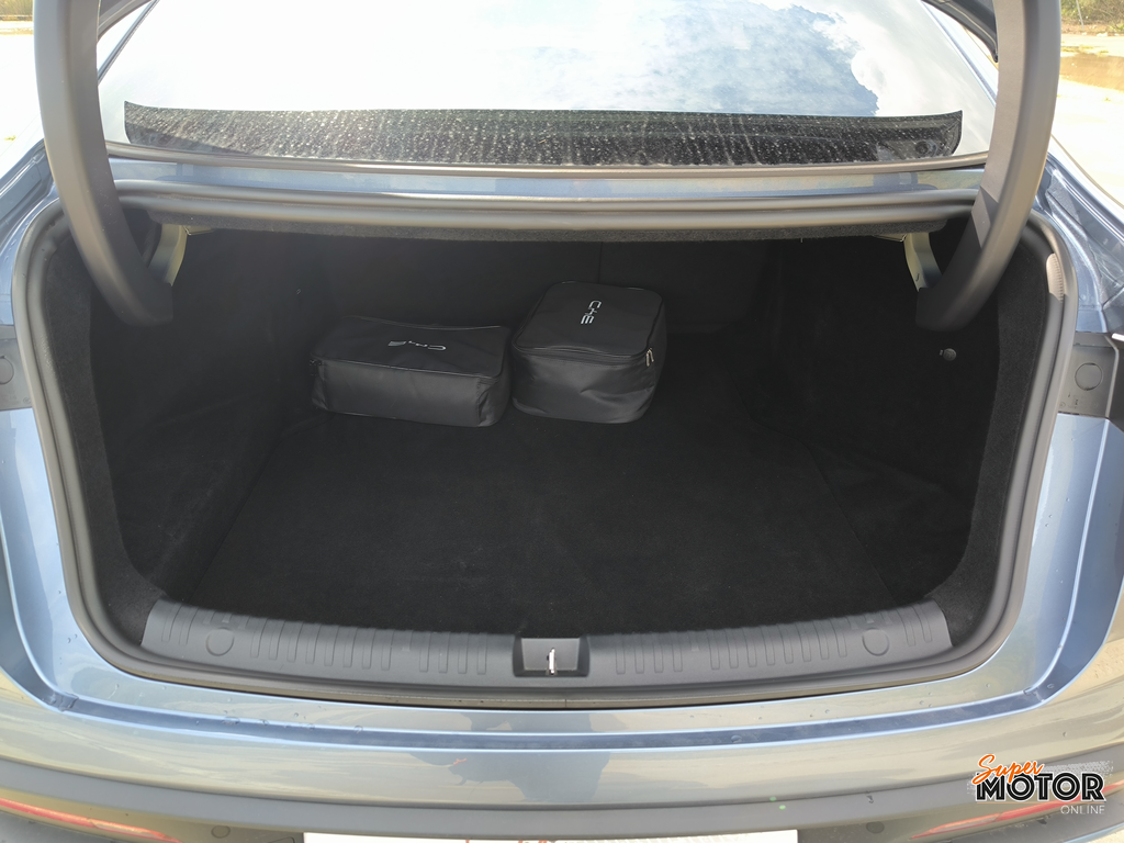 Al volante del BYD Seal 6 DM-i 2026