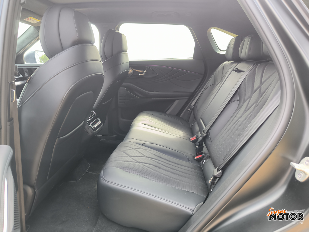 Al volante del OMODA 9 SHS AWD 2026