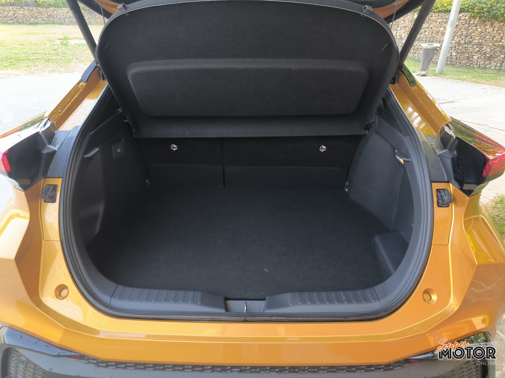 Al volante del Toyota C-HR Style PHEV 2026