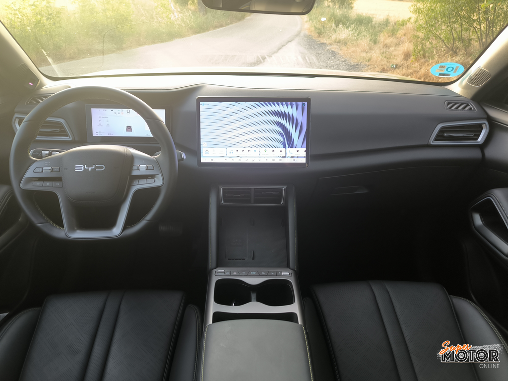 Al volante del BYD Atto 2 DM-i 2026